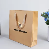 Recyclable haut de gamme doux laminage embross logo produit de luxe brun artisanat petit shopping papier cadeau sacs ruban poignées