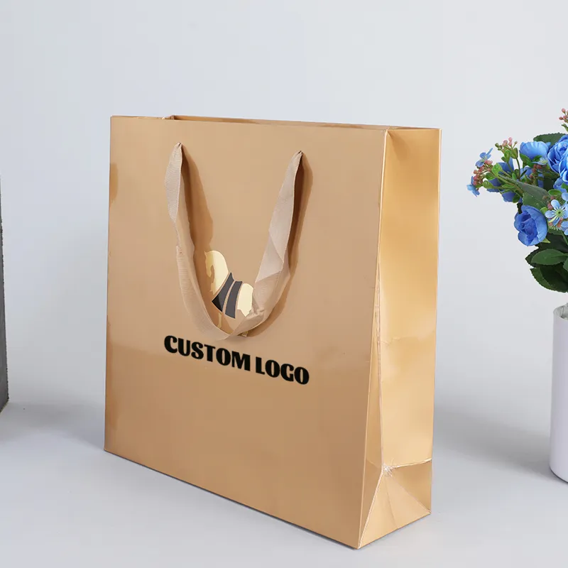 Recyclable haut de gamme doux laminage embross logo produit de luxe brun artisanat petit shopping papier cadeau sacs ruban poignées