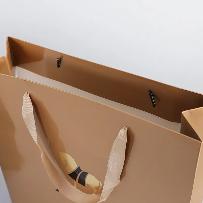 Recyclable haut de gamme doux laminage embross logo produit de luxe brun artisanat petit shopping papier cadeau sacs ruban poignées