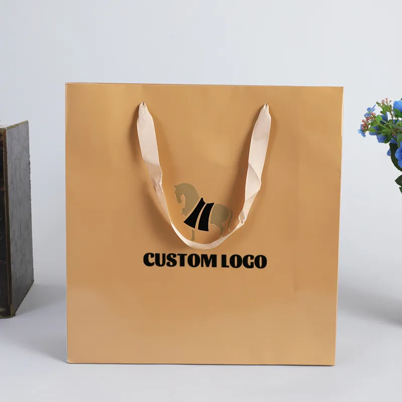 Recyclable haut de gamme doux laminage embross logo produit de luxe brun artisanat petit shopping papier cadeau sacs ruban poignées