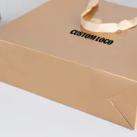 Recyclable haut de gamme doux laminage embross logo produit de luxe brun artisanat petit shopping papier cadeau sacs ruban poignées