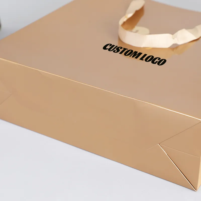 Recyclable haut de gamme doux laminage embross logo produit de luxe brun artisanat petit shopping papier cadeau sacs ruban poignées