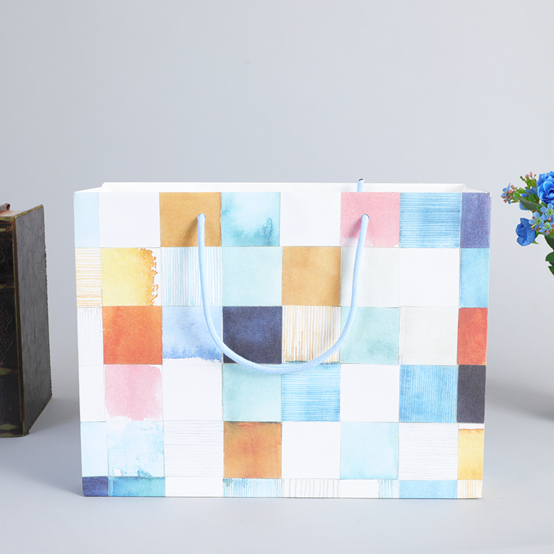 Chine sac en papier personnalisé grand cadeau d'artisanat couleur plaid en vrac packag conseil sac papier logo t-shirt sac d'expédition