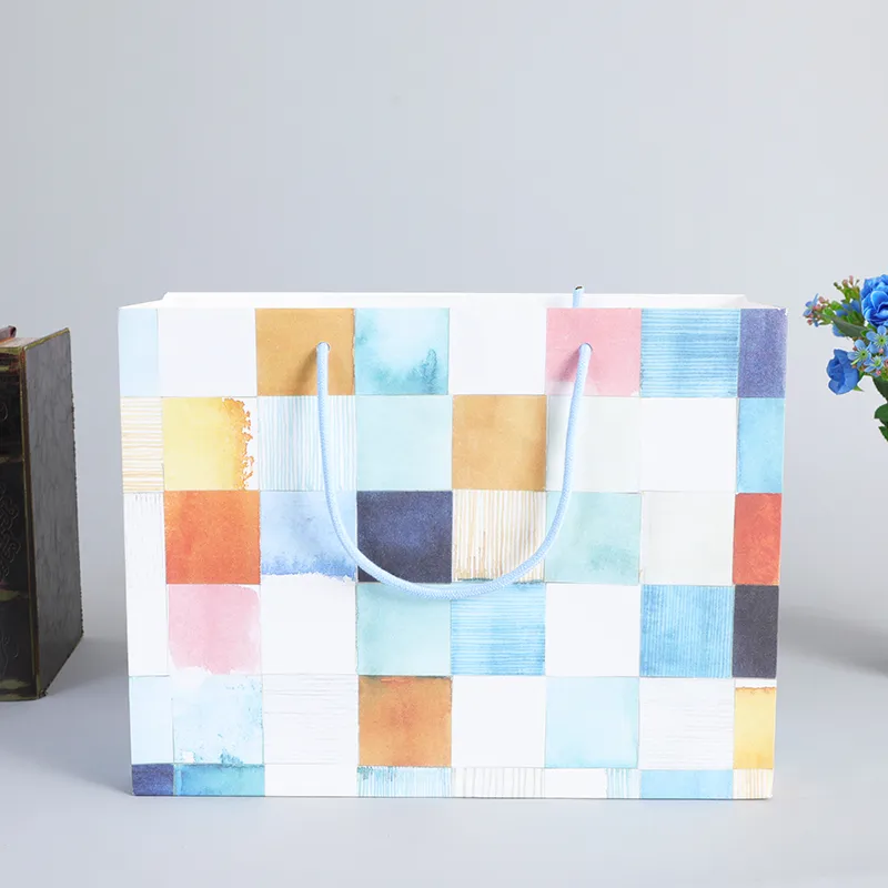 Chine sac en papier personnalisé grand cadeau d'artisanat couleur plaid en vrac packag conseil sac papier logo t-shirt sac d'expédition