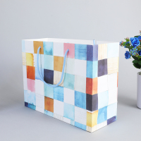 Chine sac en papier personnalisé grand cadeau d'artisanat couleur plaid en vrac packag conseil sac papier logo t-shirt sac d'expédition