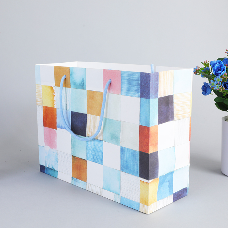 Chine sac en papier personnalisé grand cadeau d'artisanat couleur plaid en vrac packag conseil sac papier logo t-shirt sac d'expédition