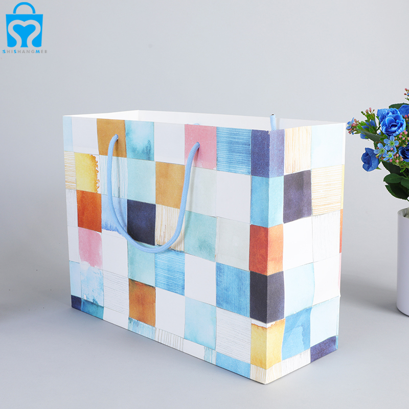 Chine sac en papier personnalisé grand cadeau d'artisanat couleur plaid en vrac packag conseil sac papier logo t-shirt sac d'expédition