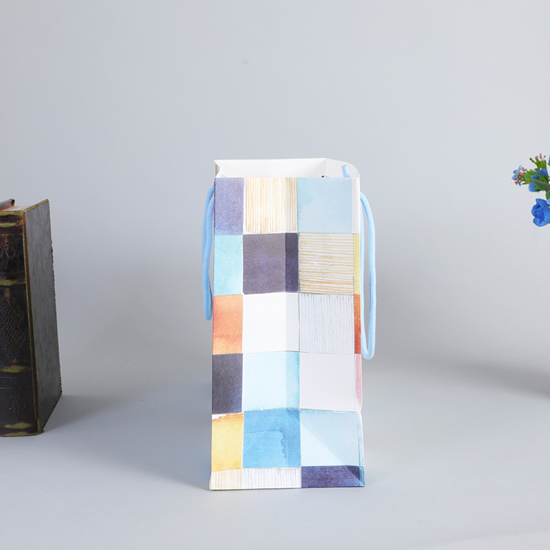 Chine sac en papier personnalisé grand cadeau d'artisanat couleur plaid en vrac packag conseil sac papier logo t-shirt sac d'expédition