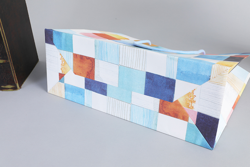 Chine sac en papier personnalisé grand cadeau d'artisanat couleur plaid en vrac packag conseil sac papier logo t-shirt sac d'expédition