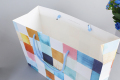 Bolsa de papel personalizada de China, regalo artesanal grande, bolsa de tablero de embalaje a granel a cuadros de colores, bolsa de envío de camiseta con logotipo de papel