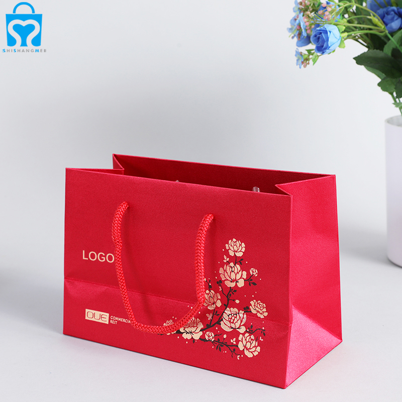 Sac en papier rouge de luxe feuille d'or personnalisée papier d'art fantaisie boutique de vente au détail sacs en papier cadeau mince emballage avec votre propre logo