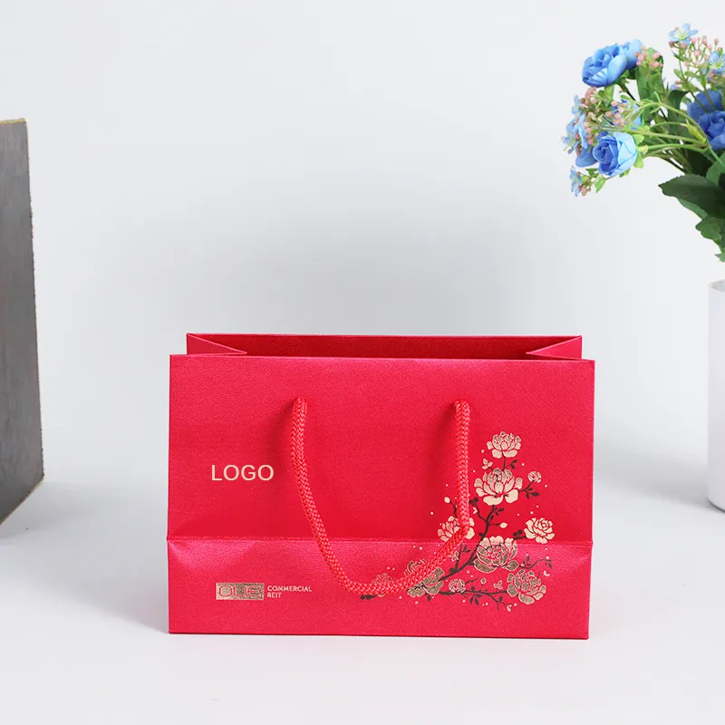 Lüks kırmızı kağıt torba özel altın folyo fantezi kuşe kağıt perakende alışveriş butik ince hediye kağıt torbalar kendi logonuzla ambalaj