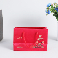 Sac en papier rouge de luxe feuille d'or personnalisée papier d'art fantaisie boutique de vente au détail sacs en papier cadeau mince emballage avec votre propre logo