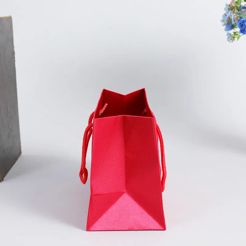 Lüks kırmızı kağıt torba özel altın folyo fantezi kuşe kağıt perakende alışveriş butik ince hediye kağıt torbalar kendi logonuzla ambalaj