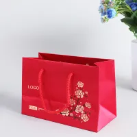 Lüks kırmızı kağıt torba özel altın folyo fantezi kuşe kağıt perakende alışveriş butik ince hediye kağıt torbalar kendi logonuzla ambalaj