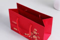 高級赤い紙袋カスタム金箔ファンシーアート紙小売ショッピングブティック薄いギフト紙袋、独自のロゴ付き包装
