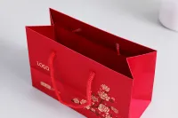 Lüks kırmızı kağıt torba özel altın folyo fantezi kuşe kağıt perakende alışveriş butik ince hediye kağıt torbalar kendi logonuzla ambalaj