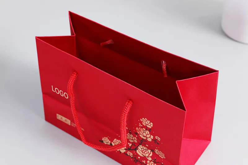 Lüks kırmızı kağıt torba özel altın folyo fantezi kuşe kağıt perakende alışveriş butik ince hediye kağıt torbalar kendi logonuzla ambalaj