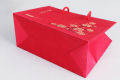 Sac en papier rouge de luxe feuille d'or personnalisée papier d'art fantaisie boutique de vente au détail sacs en papier cadeau mince emballage avec votre propre logo