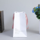 Перерабатываемые средние роскошные глянцевые белые бумажные сумки для покупок в евро с причудливой фиолетовой ручкой из веревки с логотипом
