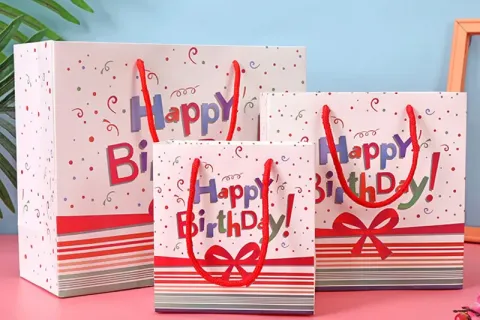 Welche Bastelarbeiten kann man beim Bedrucken von Geschenktüten aus Papier machen (Bild)