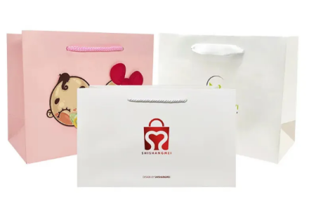 Sacs en papier pour vêtements : un emballage innovant à la pointe de la mode et de la protection de l'environnement (photo)