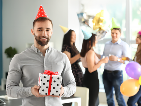 Le attività di scambio di regali accendono la vitalità del team