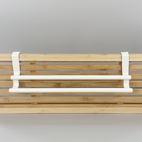 Toallero de metal blanco sobre la puerta