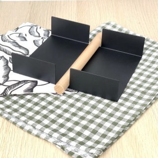 Minimalistischer Serviettenhalter aus Metall mit gewichtetem Arm
