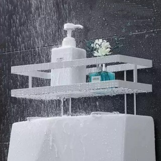 Badezimmer-Shampoo-Rack steht über der Toilette