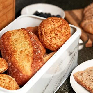 Brotkasten mit Marmoreffekt für Küchenarbeitsplatte