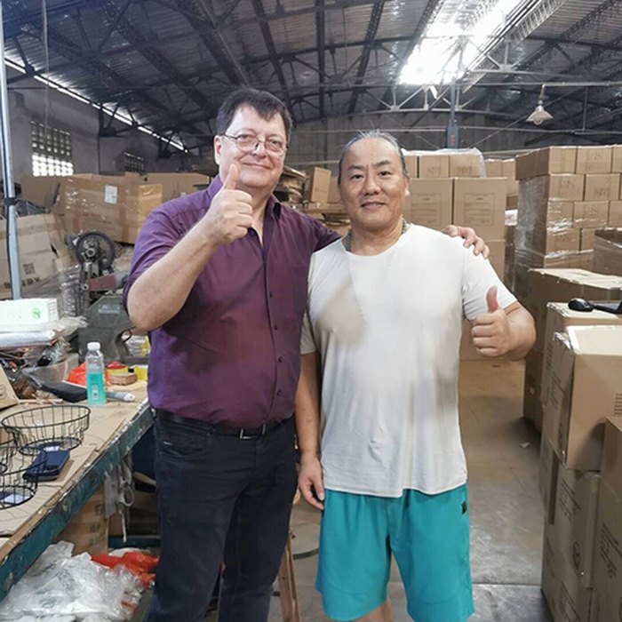 German quality department supervisor accepts our products and praises the high-end quality