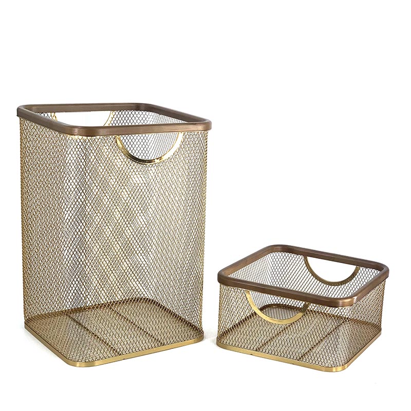 Cesto de armazenamento de roupa suja em arame dourado com estrutura de bambu. Cesto de armazenamento de roupa suja em arame dourado com estrutura de bambu.