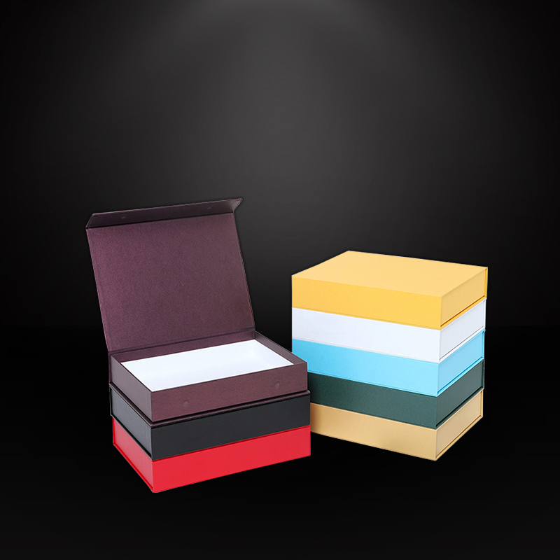 ヒンジ付き段ボール製ギフトボックス、マグネット開閉口付き。