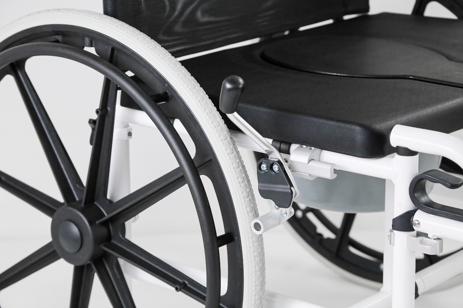Heavy duty commode wheelchair
