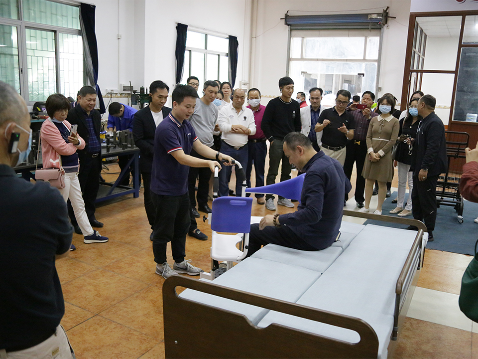 A vásárlók új termékeket próbálnak ki