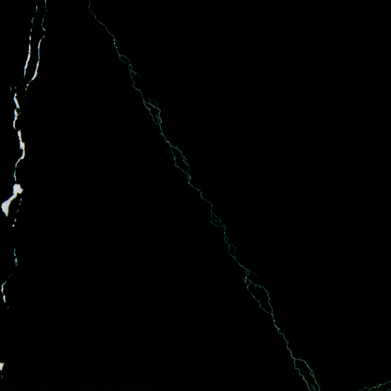 短いラインの濃い黒の人工水晶