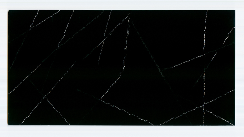 短いラインの濃い黒の人工水晶