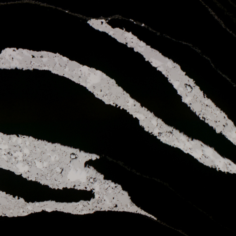 Cuarzo artificial negro con líneas grises para decoración intertor