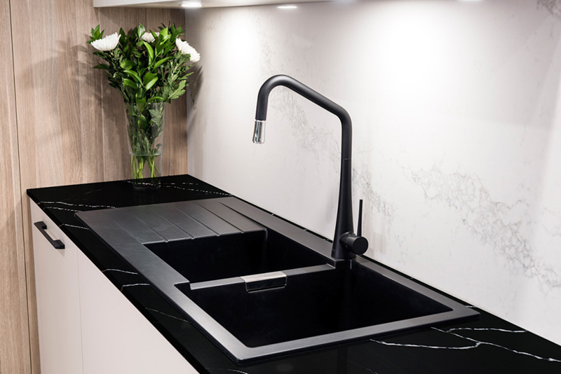 Bookmatched
 שחור מלאכותי קוורץ עיצוב קיר מטבח