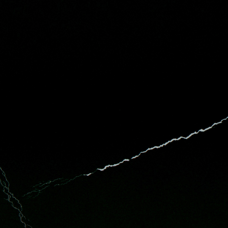 短いラインの濃い黒の人工水晶