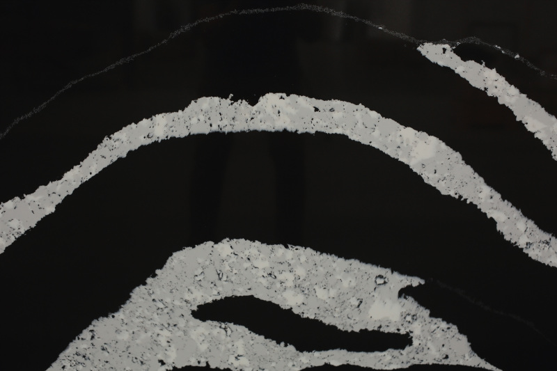 Cuarzo artificial negro con líneas grises para decoración intertor