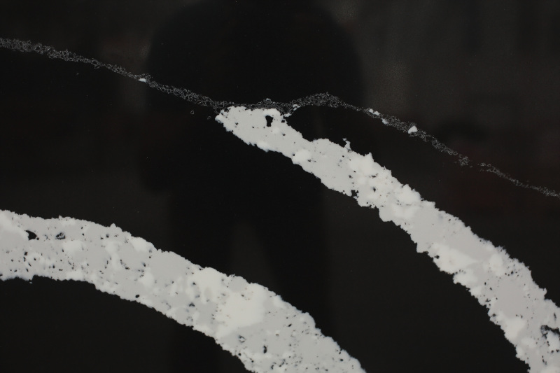 Cuarzo artificial negro con líneas grises para decoración intertor