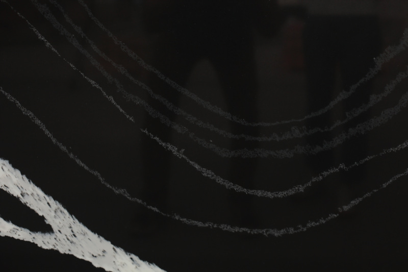 Cuarzo artificial negro con líneas grises para decoración intertor