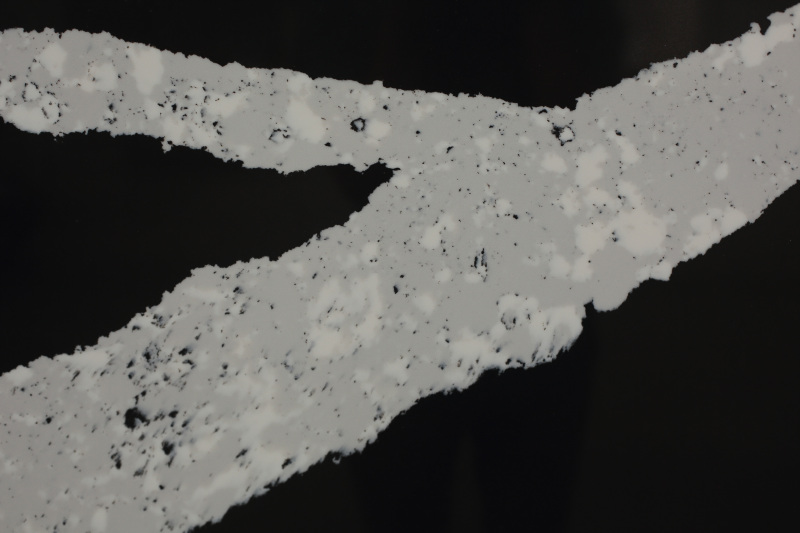 Cuarzo artificial negro con líneas grises para decoración intertor