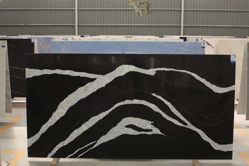 Cuarzo artificial negro con líneas grises para decoración intertor