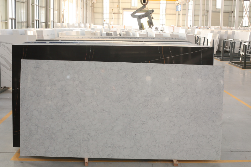 quartzo artificial branco de veias escuras derretendo expondo a bancada cinza áspera