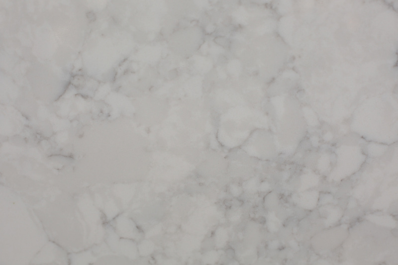 quartzo artificial branco de veias escuras derretendo expondo a bancada cinza áspera