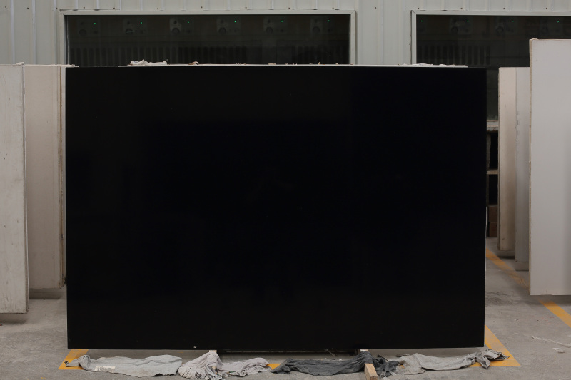 Schwarzes Interieur aus Kunststein