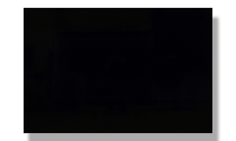 Schwarzes Interieur aus Kunststein